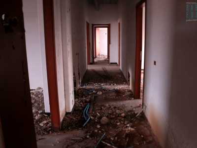 ...risultano difficili da esplorare per via dei tanti calcinacci ammassati sui pavimenti